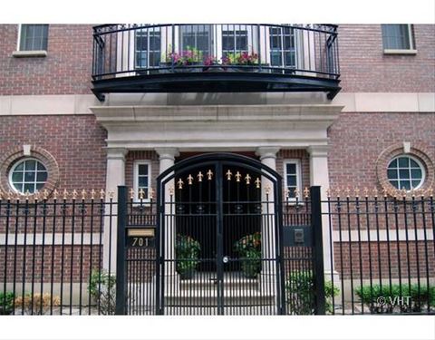 701 N Kingsbury, Chicago,  60610