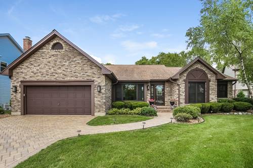 2070 N Oak Wood, Arlington Heights, IL 60004