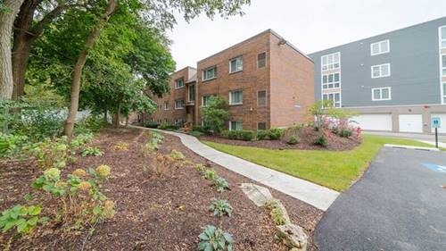 907 N Milwaukee Unit 101, Libertyville, IL 60048