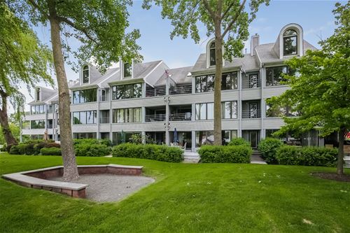 710 Diamond Lake Unit 4, Mundelein, IL 60060