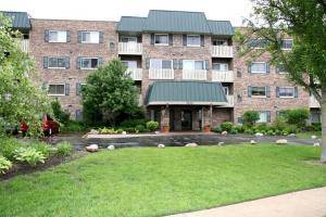 700 Perrie Unit 201, Elk Grove Village, IL 60007