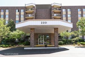 2201 S Grace Unit 204, Lombard, IL 60148