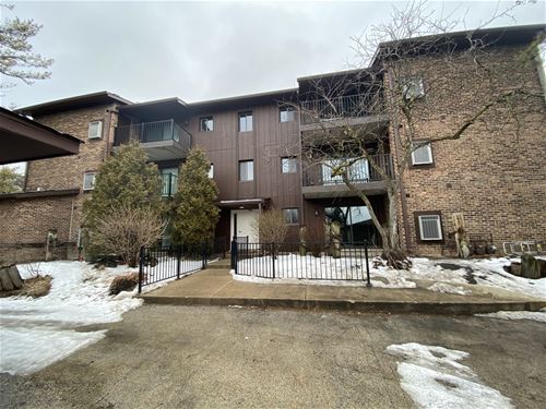 73 W Pier Unit 104, Westmont, IL 60559