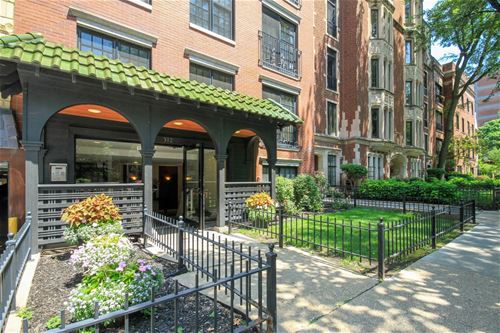 512 W Barry Unit 404, Chicago, IL 60657