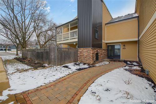 1521 S County Farm Unit 2-2, Wheaton, IL 60189