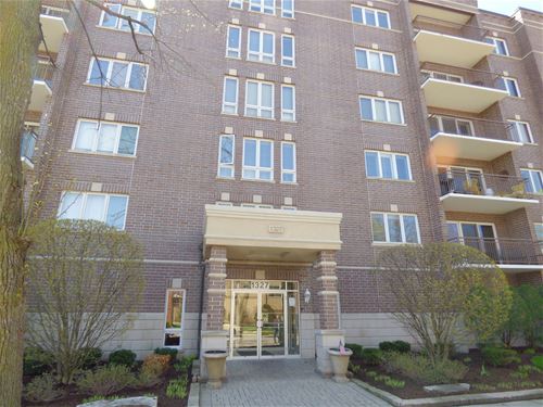 1327 Brown Unit 403, Des Plaines, IL 60016