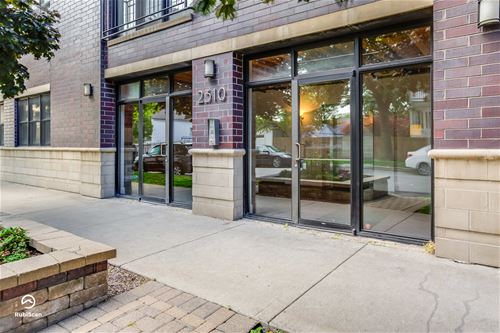 2310 W Nelson Unit 306, Chicago, IL 60618