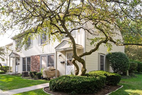 1682 Williamsburg Unit D, Wheaton, IL 60189