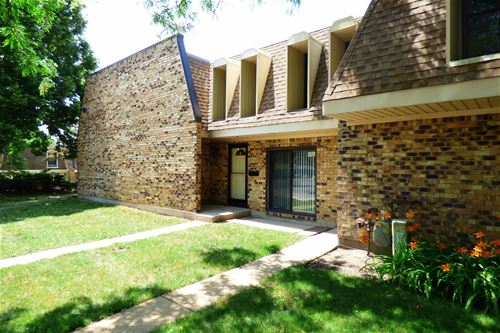 2112 Country Club Unit 8G, Woodridge, IL 60517