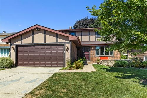 924 Kalamazoo, Carol Stream, IL 60188