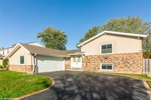 621 Newport, Westmont, IL 60559