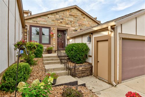 1105 Wheaton Oaks, Wheaton, IL 60187