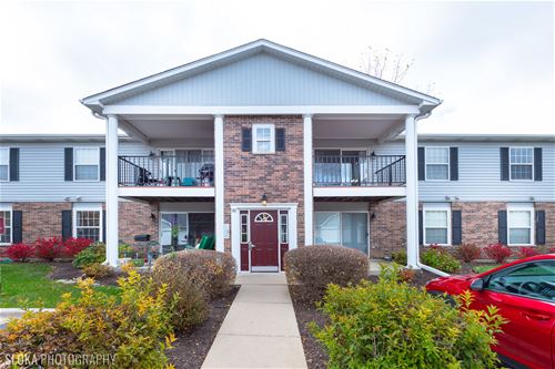 893 Golf Course Unit 8, Crystal Lake, IL 60014