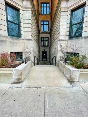 550 W Surf Unit C004, Chicago, IL 60657