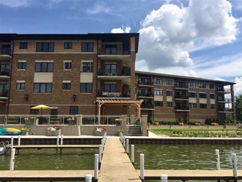 728 Diamond Lake Unit 301, Mundelein, IL 60060