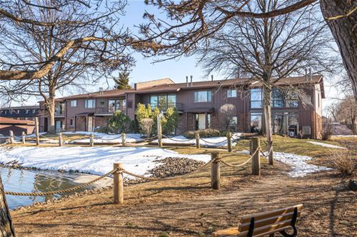 107 65th lake Unit 202, Westmont, IL 60559