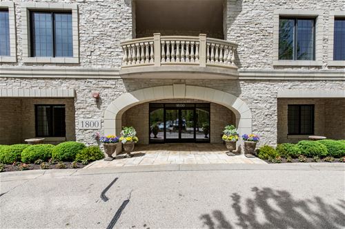 1800 Amberley Unit 206, Lake Forest, IL 60045