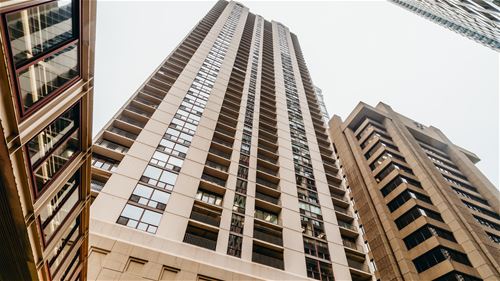 200 N Dearborn Unit 3903, Chicago, IL 60601