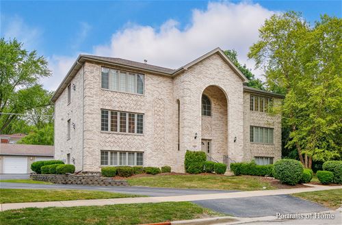 32 E Hattendorf Unit 2A, Roselle, IL 60172