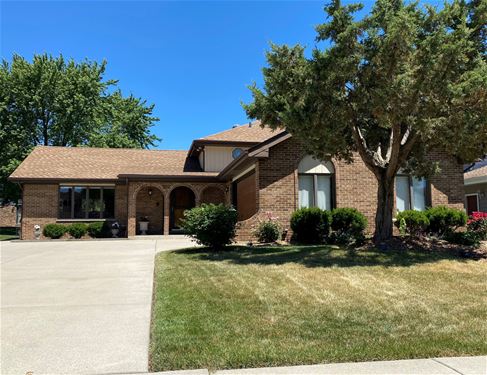 924 W Surrey, Addison, IL 60101