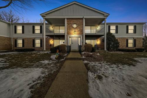 977 Golf Course Unit 8, Crystal Lake, IL 60014