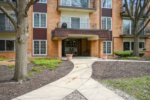 445 N Park Unit 5A, Glen Ellyn, IL 60137