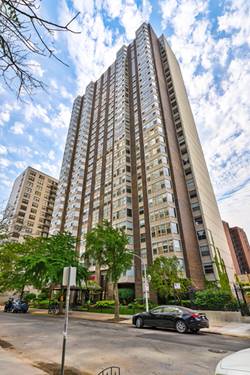 525 W Hawthorne Unit 203, Chicago, IL 60657