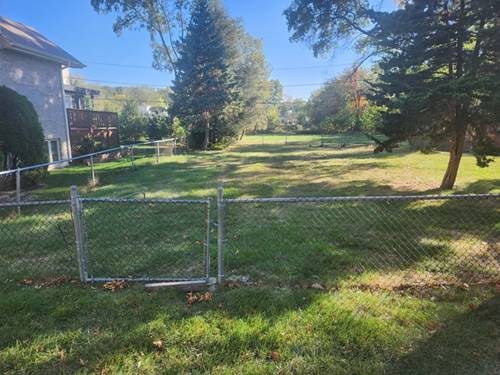 955 E Red Oak, Addison, IL 60101