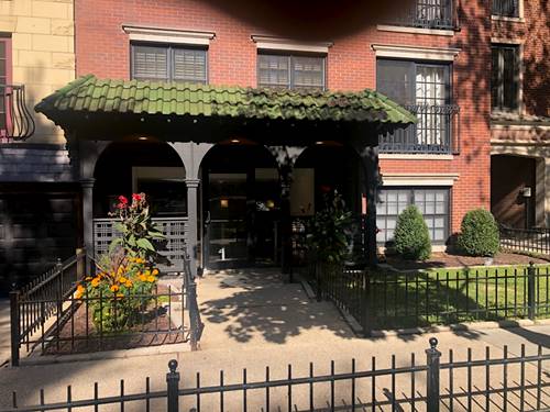 512 W Barry Unit 201, Chicago, IL 60657