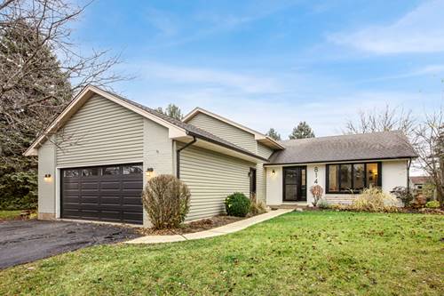 814 Roger, Woodstock, IL 60098