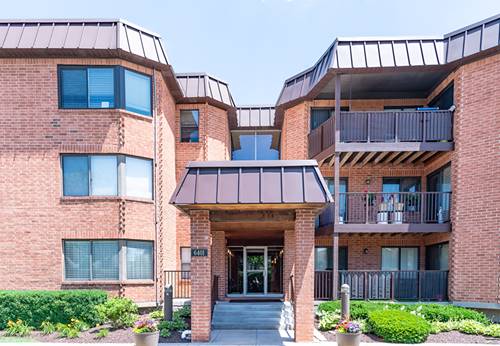 6401 Clarendon Hills Unit 302, Willowbrook, IL 60527