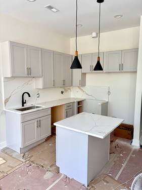 3242 N Clark Unit 2, Chicago, IL 60657