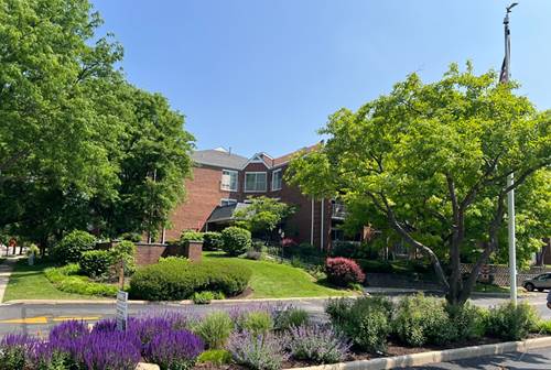 805 Leicester Unit 320, Elk Grove Village, IL 60007