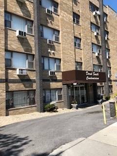 7854 S South Shore Unit 402, Chicago, IL 60649