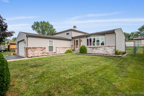 933 Saginaw, Carol Stream, IL 60188