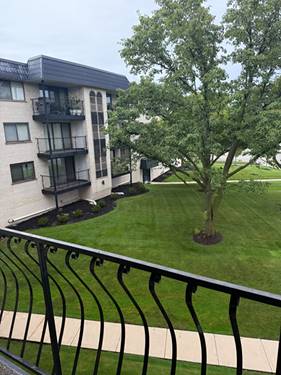 6950 W Forest Preserve Unit 202, Norridge, IL 60706