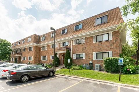 4132 Cove Unit F, Glenview, IL 60025