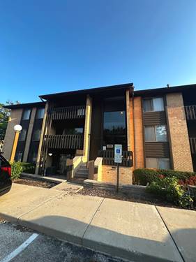 6149 Knoll Wood Unit 104, Willowbrook, IL 60527