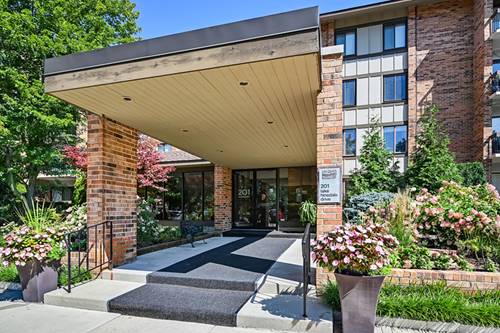 201 Lake Hinsdale Unit 111, Willowbrook, IL 60527