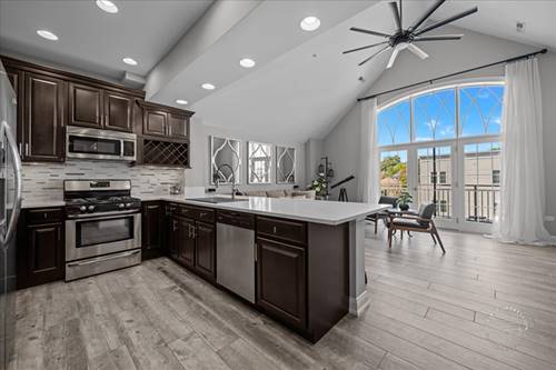 450 S 1st Unit 404, St. Charles, IL 60174