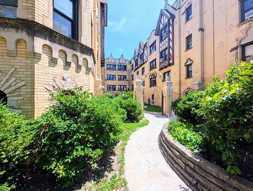 5655 N Spaulding Unit 2W, Chicago, IL 60659