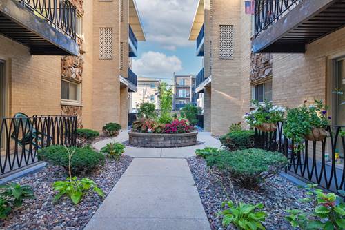 6852 N Northwest Unit 2B, Chicago, IL 60631