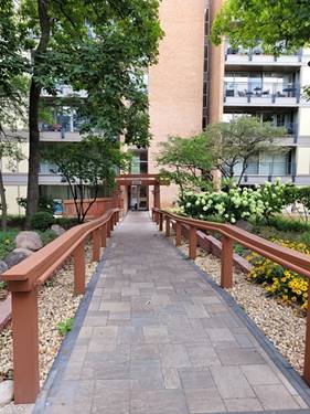 6010 Oakwood Unit 5B, Lisle, IL 60532