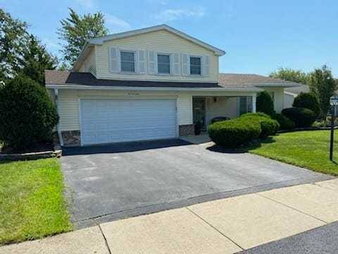 617 Newport, Westmont, IL 60559