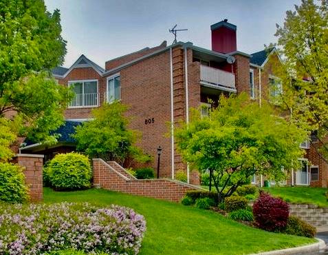 805 Leicester Unit 320, Elk Grove Village, IL 60007