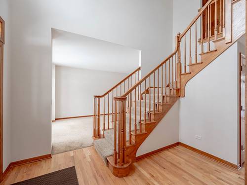 21 W Sandstone, South Elgin, IL 60177