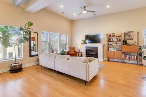 1215 W Sunnyside Unit 3, Chicago, IL 60640