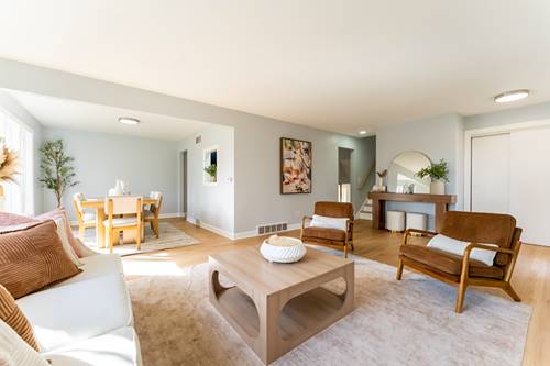 2205 Country Knoll, Elgin, IL 60123