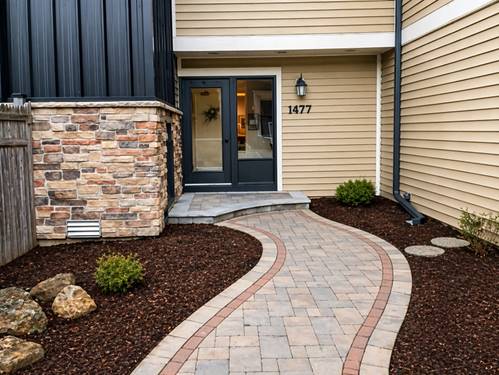 1477 S County Farm Unit 1-1, Wheaton, IL 60189