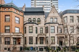 33 E Division, Chicago, IL 60610